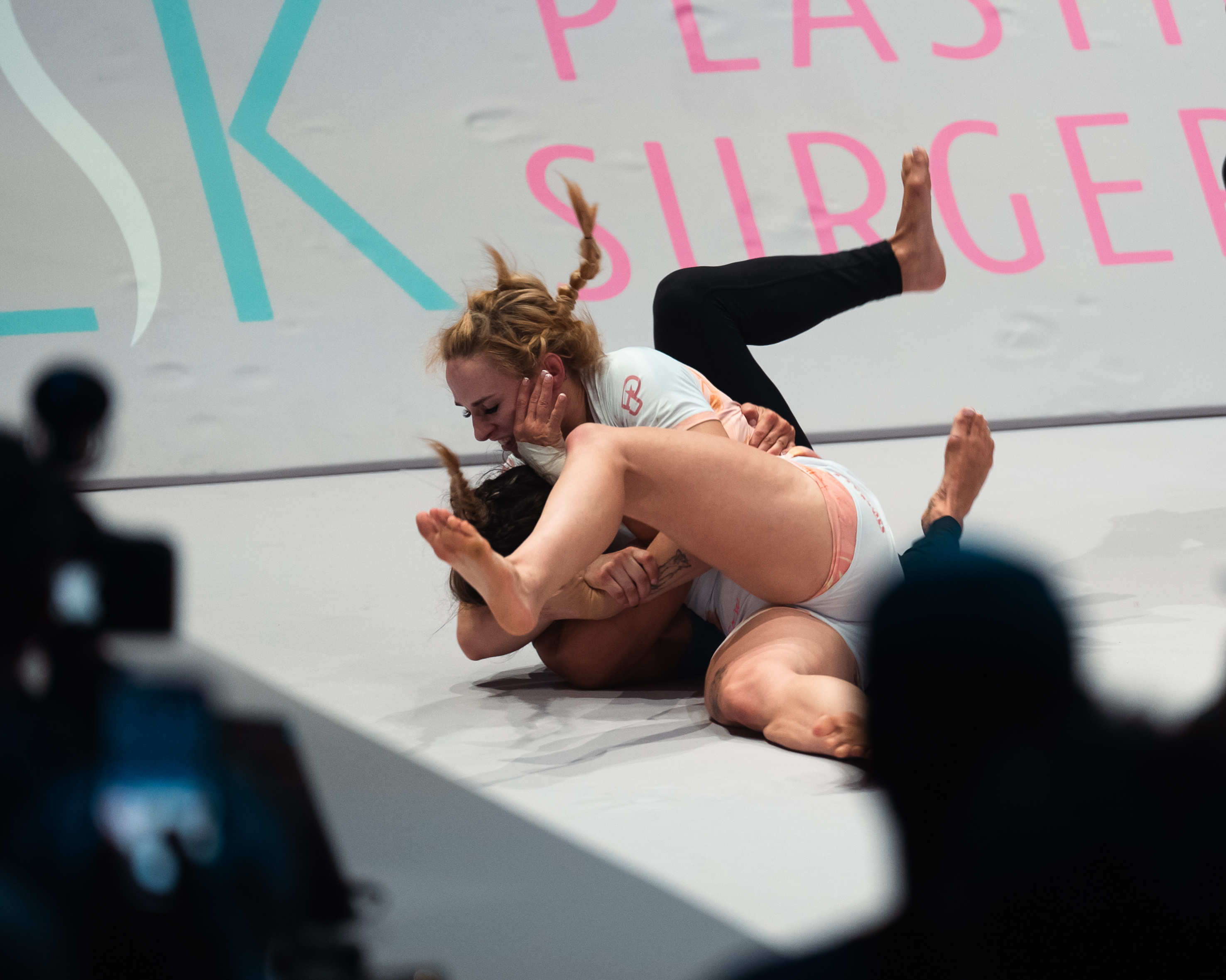 Ffion Davies in top control against Mackenzie Dern at CJI 2024